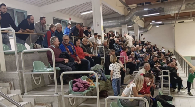 Eine volle Halle in Horn sorgte für gute Stimmung beim Turnier. | Foto: Markus Kahrer
