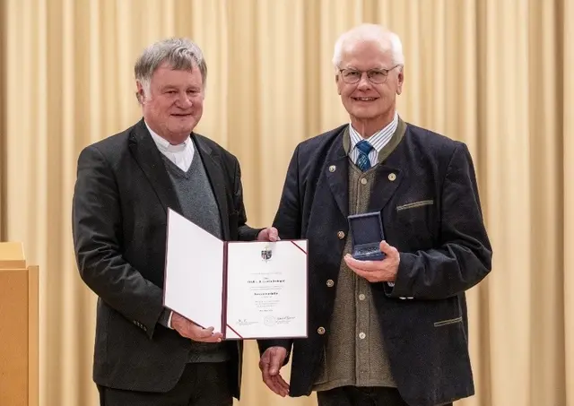 Erwin Itzinger (r.) wurde von Bischof Manfred Scheuer mit der Severin-Medaille ausgezeichnet. | Foto: Pfarrgemeinde Schärding