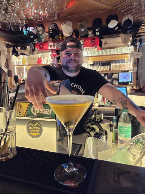 Chris Stadler bei der Arbeit hinter der Bar im „Pfiff“, der kleinsten Bar Hinterglemms.  | Foto: Chris Stadler