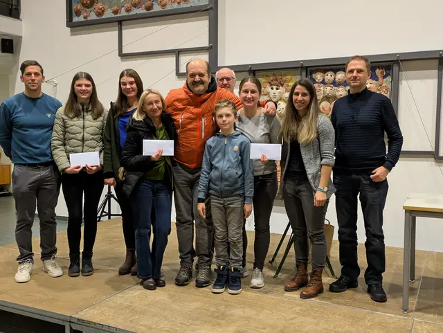 Obmann Richard Mader, Familie Pletzenauer (2 Personen), Nil Markus mit Frau, Glücksengerl Julian, Elias Bierbaumer (Moderator der Veranstaltung), Alina Weibel, TL-Kassiererin Tamara Hirschbichler und TL Schriftführer Alfred Rohrmoser | Foto: Treffpunkt Leogang