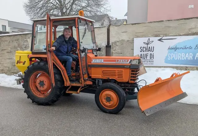 Transportunternehmer Ludwig Riedler sorgt auch für den Schnee-Abtransport entlang der Gehsteige mehrerer Häuser in der Zwettler Landstraße. | Foto: privat