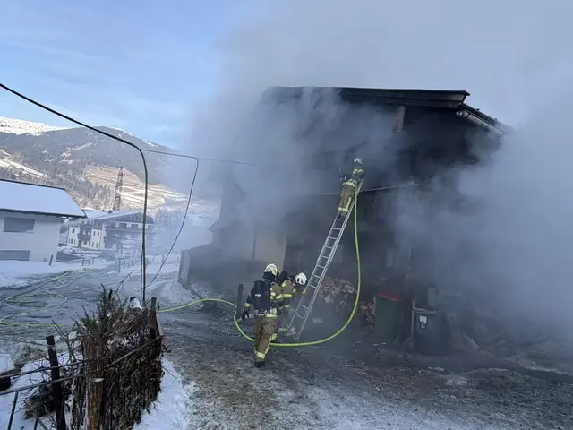 Der Brand breitet sich im Obergeschoss des Bauernhauses aus. | Foto: Feuerwehr Stuhlfelden