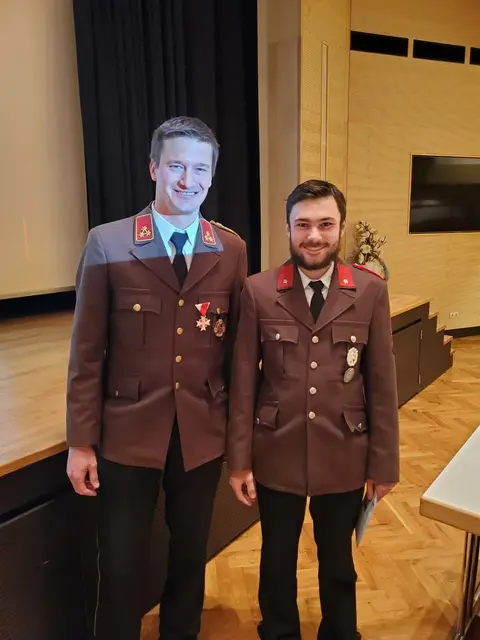 Kommandant Walter Hochenegger freute sich dem Serfauser Übungskaiser, Sandro Waldner (re.), einen Gutschein zu überreichen. | Foto: Schwarz