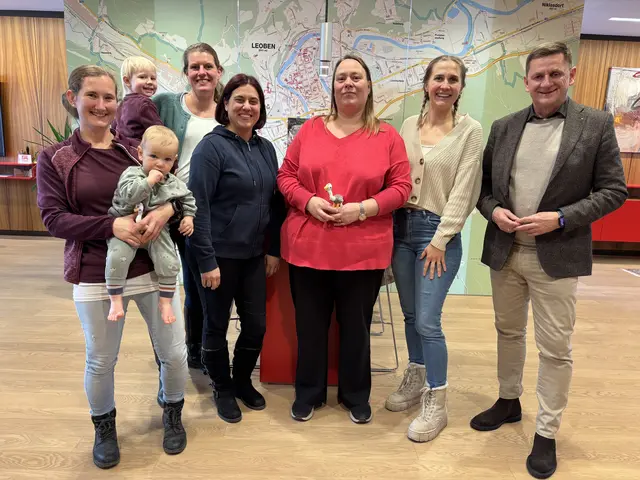 Zu Besuch im Bürgermeisterbüro von Kurt Wallner (re.): Valentina Kremser (2. v. r.) setzt sich mit anderen Müttern aus Leoben dafür ein, dass Familien unterstützt werden, die ihre Kleinkinder zu Hause betreuen und keinen Krippenplatz in Anspruch nehmen.  | Foto: Laura Jung