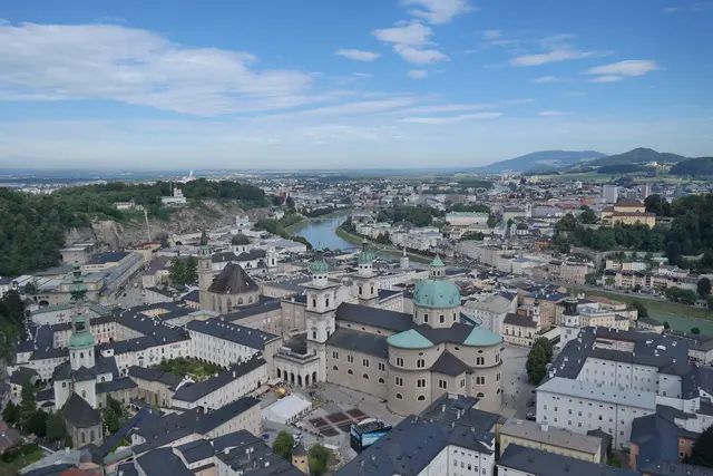 Nicht nur für Touristen. Auch Einheimische können im Urlaub mal jene Sehenswürdigkeiten besuchen, die sich sonst auf der Liste der Touristen befinden. Etwa wie hier, die Festung Hohensalzburg, die einen tollen Blick bis ins Flachgau bereithält.  | Foto: Thomas Kleinhansl, Pixabay 