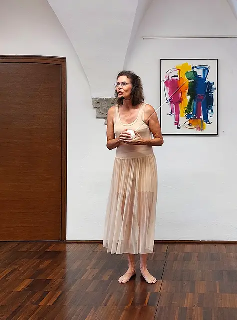 Performance WAS BLEIBT Ingrid Türk-Chlapek (Arbeit von Arnold Kreuter rechts i.B.) | Foto: Lea-Céline Ambrusch