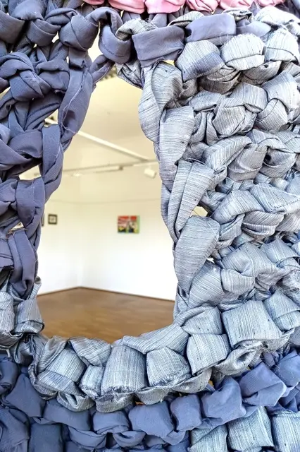 Blick in die Ausstellung "durch" die Textilarbeit von Marlies Liekfeld-Rapetti | Foto: postWERK