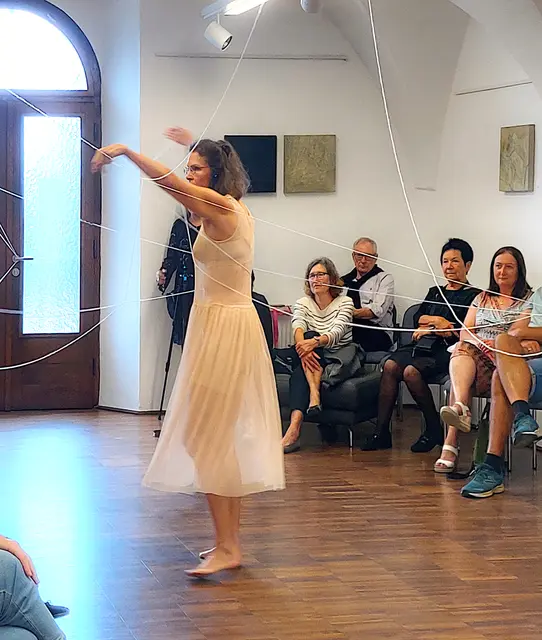Performance WAS BLEIBT Ingrid Türk-Chlapek (Arbeiten von Christl Wiegele im Hintergrund) | Foto: Lea-Céline Ambrusch