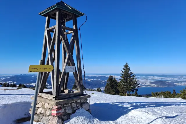....dieser Holzturm, oder Laterne?
 steht beim Hochleckenhaus
und die Wandertafeln zeigen den Weg zum Taferlklaussee.