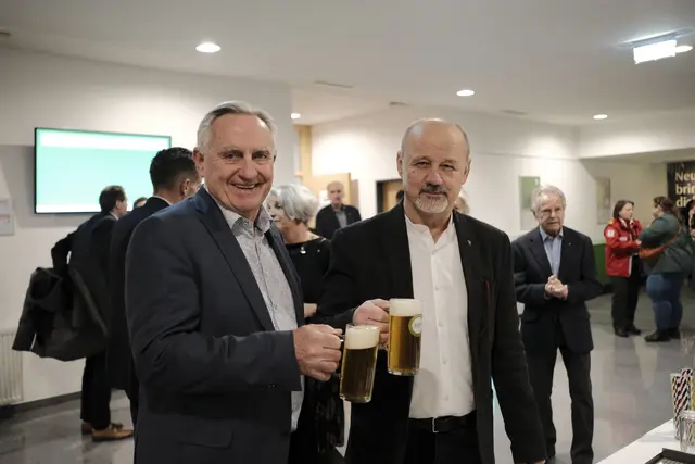 Vizebgm. Andreas Hofer und Bgm. Walter Jeitler mit Wolfsbräu aus Thernberg. | Foto: Santrucek