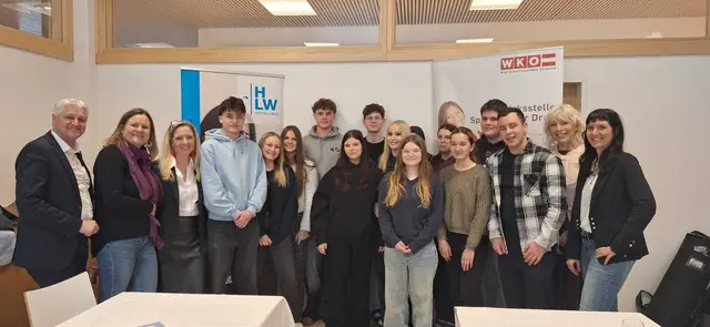 Gruppenbild an der HLW SPittal beim Workshop der 3 AMW Fachschule für Wirtschaft mit den vier Unternehmerinnen aus dem Bezirk | Foto: (c) WKO Spittal, 2025 Profunser