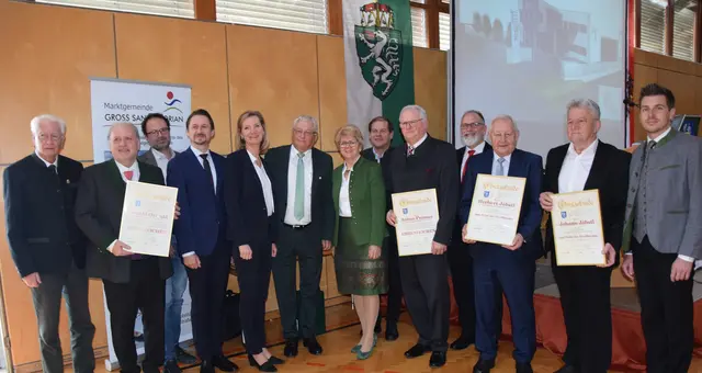 Herzlichen Glückwunsch den geehrten Persönlichkeiten | Foto: MeinBezirk/Josef Strohmeier