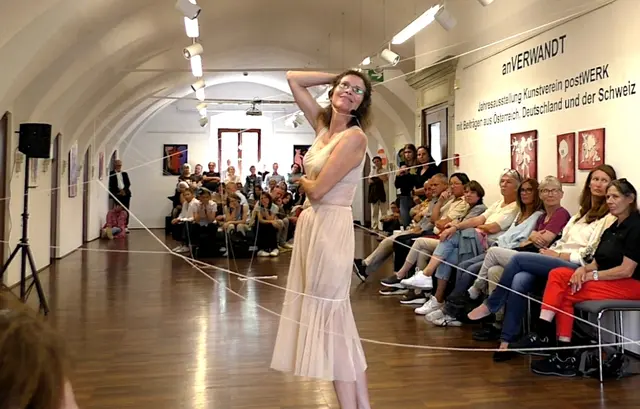 Performance WAS BLEIBT von Ingrid Türk-Chlapek zu "anVERWANDT" im Dinzlschloss   | Foto: postWERK (Videostill)