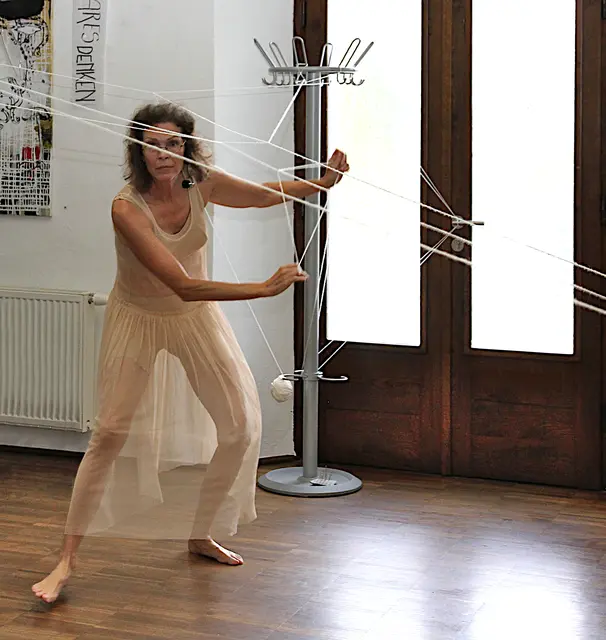 Performance WAS BLEIBT von Ingrid Türk-Chlapek zu "anVERWANDT" im Dinzlschloss   | Foto: Lea-Céline Ambrusch