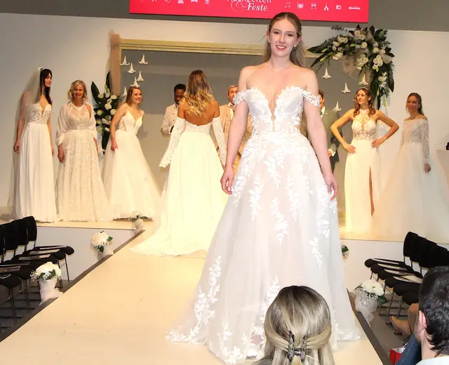 Wer so im Mittelpunkt steht wie bei der eigenen Hochzeit, will, dass das Kleid perfekt sitzt. Doch, was steht eigentlich welchem Figurtyp am besten? | Foto: Karl Künstner