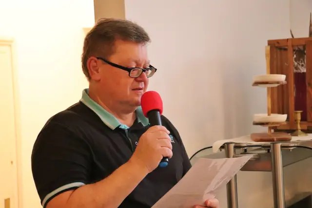 PVÖ-Obmann der Ortsgruppe Fernitz Günter Bauer gab einen Jahresrückblick, stellte das neue Programm vor und sang für die zahlreich anwesenden Mitglieder humorvoll eine Ballade.  | Foto: Edith Ertl