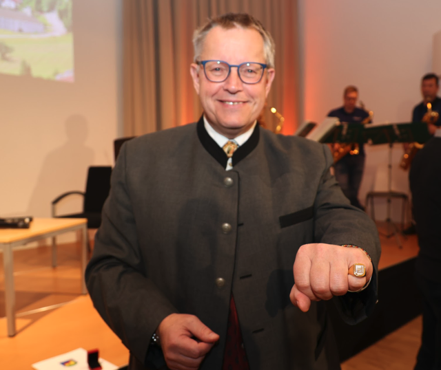 Klemens Hofmann mit Ehrenring | Foto: Gemeinde Neumarkt/Maria Heine-Klug