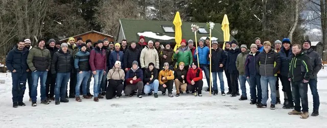 Am 17. Jänner 2026 wurde auf der Eisbahn beim Fischteich in St. Martin (Marktgemeinde St. Michael im Lungau) eine alte Tradition zu neuem Leben erweckt: as Eisstockschießen Alt gegen Jung. | Foto: Michael Premm