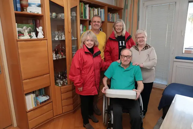 Zustellerin Gabriele Sturm, Volkshilfe-Vorsitzender Martin Trattner, Zustellerin StR Annemarie Mitterlehner, Josef und Ulrike Güttl. | Foto: Volkshilfe Stadt Lilienfeld