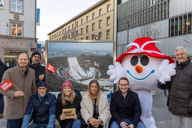 Die Eröffnung der Olympia-Fotoausstellung (v.l.n.r.): Bürgermeister Johannes Anzengruber, Peter Paul Mölk (Obmann Innsbruck Tourismus), Toni Innauer (Silber Skispringen 1976), Barbara Plattner (Geschäftsführung Innsbruck Tourismus), Stadträtin Mariella Lutz, Landeshauptmann-Stellvertreter Philip Wohlgemuth, Vereinsobmann Michael Perger (Zentrumsverein) sowie Olympia-Maskottchen Snowy.  | Foto: © M. Freinhofer