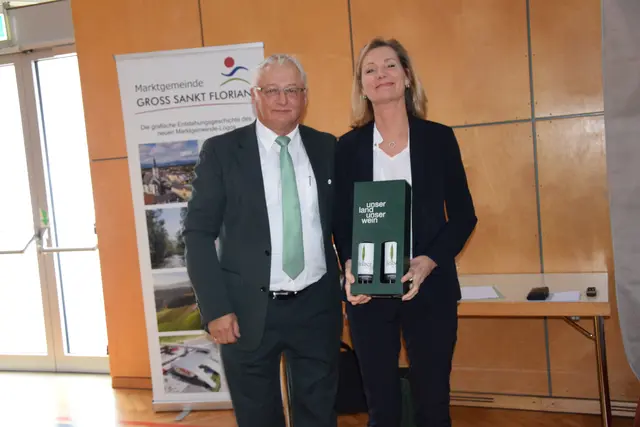 Bgm. Johann  Posch dankte Bezirkshauptfrau Doris Bund für ihre Grußworte  | Foto: MeinBezirk/Josef Strohmeier