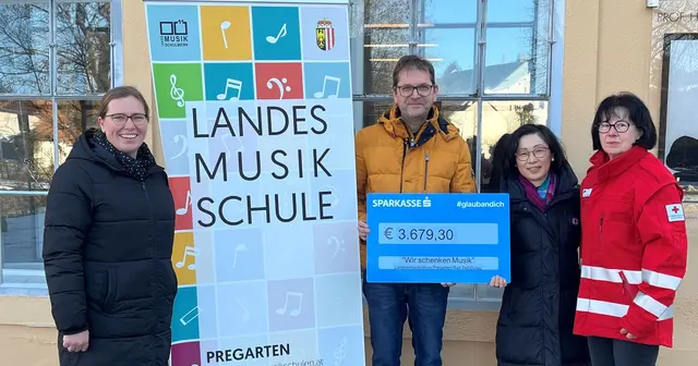 Von links: Simone Hackl (Sozialstadträtin der Stadtgemeinde Pregarten), Markus Lindner (Direktor der LMS Pregarten), Misao Akamatsu (LMS Pregarten) und Maria Bammer (Rotkreuz-Markt Hagenberg). | Foto: LMS Pregarten