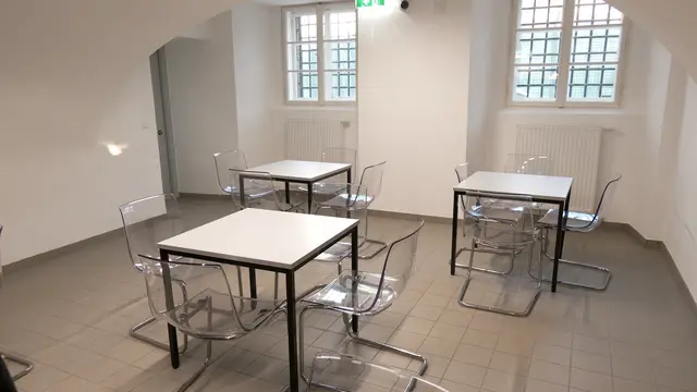 Hier empfangen die Häftlinge ihren Tischbesuch.  | Foto: Andreas Pölzl/MeinBezirk