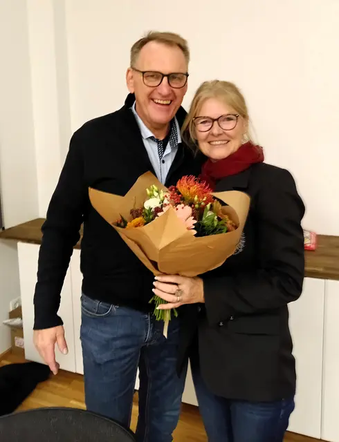 Neuer Ortstellenleiter Gerhard Lackner bedankt sich bei Sabina Krätschmer. | Foto: Rotes Kreuz Sieghartskirchen