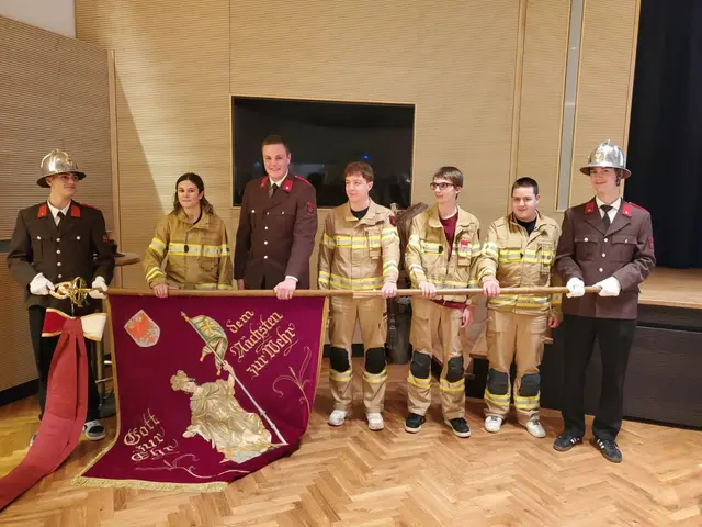 Das Gelöbnis der Feuerwehr wurde feierlich auf die Fahne der Freiwilligen Feuerwehr Serfaus abgelegt. | Foto: Schwarz