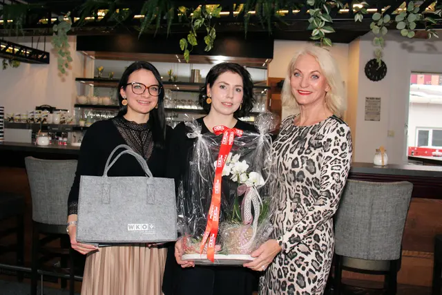 Frau in der Wirtschaft-Vorsitzende Riki Vogl mit Julia Kager und Bianca Rohrer | Foto: Cescutti
