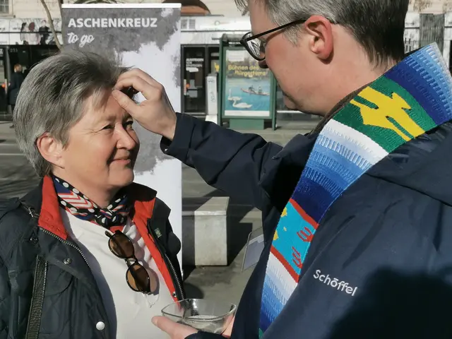 Samuel Ebner, Pfarrer der altkatholischen Kirche, spendet das Aschenkreuz beim Kircheneck in der Herrengasse. | Foto: Robert Hautz