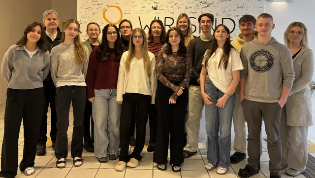 Das Vorbereitungsteam des nächsten Infonachmittags der Eventreihe »Soziales Wissen stärken«. Es besteht aus Lehrkräften sowie Schülerinnen und Schülern der HAK/HTL Freistadt. | Foto: HAK/HTL Freistadt