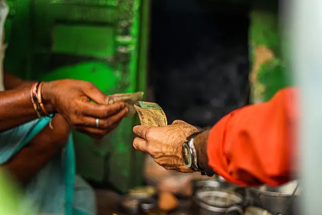 Ein kleiner Betrag für Trinkgelder, Tickets oder erste Ausgaben direkt nach der Ankunft ist sinnvoll. Geld im Urlaubsland abzuheben ist dabei in der Regel günstiger als zu Hause zu wechseln. | Foto: pixabay.com