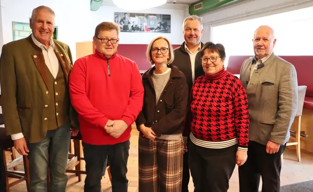 BO Günther Bauer (li), Manuela Kunst (Bildmitte) und Robert Tulnik mit dem Vorstand der Ortsgruppe Fernitz Günter und Helga Bauer und Josef Greiner (re) | Foto: Edith Ertl