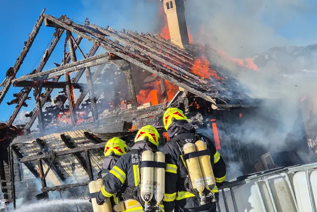 Zu einem Großbrand kam es am 19. Jänner hoch über dem Goiserertal: Das Wohnhaus eines landwirtschaftlichen Anwesens wurde ein Raub der Flammen. | Foto: FF Bad Goisern