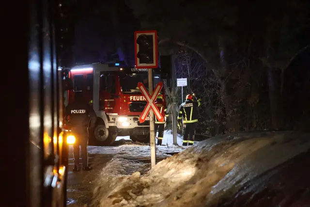 Mitsubischi steckte in Edt bei Lambach gleich neben einem Bahnübergang in Eis und Schnee fest. | Foto: laumat.at