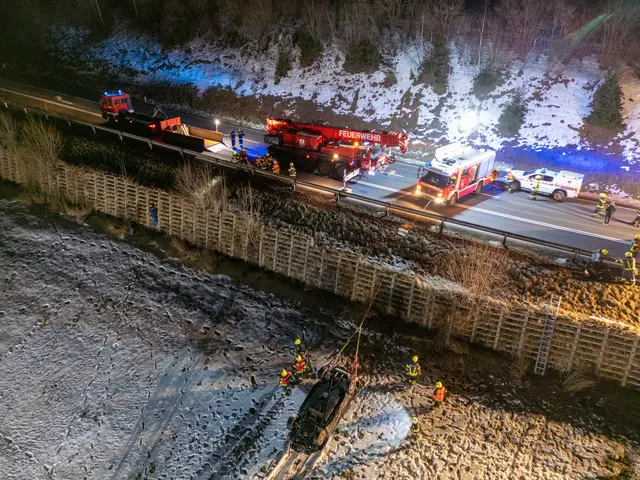 Zur Bergung des Fahrzeugs wurde der Kran der Feuerwehr Bad Leonfelden angefordert. | Foto: Team Fotokerschi / Martin Scharinger