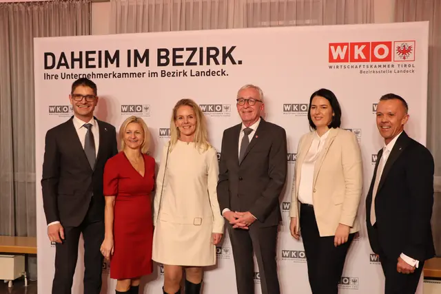 Der Landecker Stadtchef Herbert Mayer mit StR Doris Sailer und der WK-Spitze. | Foto: Thomas Seelos