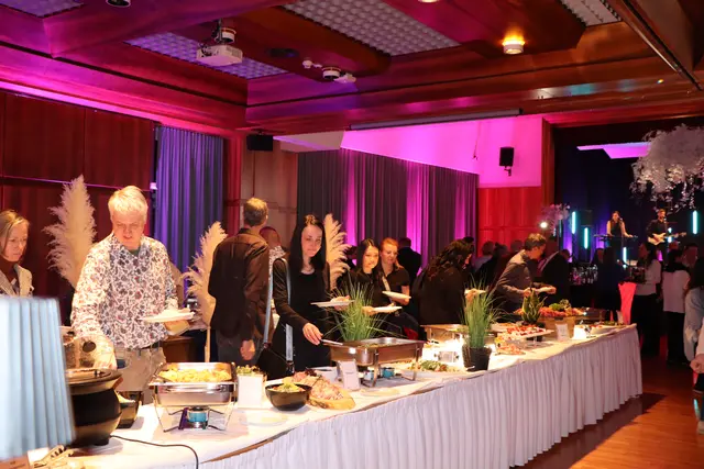 Der Abend wurde mit einem Buffet abgerundet. | Foto: Thomas Seelos