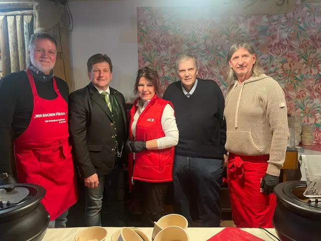 Robert Hammerl (2. v. l.) und Bürgermeister Markus Prettenthaler (2. v. r.) mit den AK-Vizepräsidenten Gernot Acko (l.), Sylvia Ippavitz und Franz Endthaller | Foto: Salzstiegl
