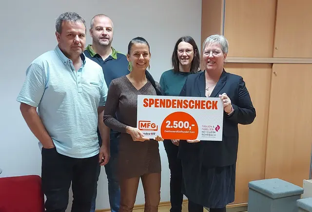 MFG-Vertreter überreichen Spendenscheck über 2.500 Euro an das Frauen- und Familiennetzwerk Rohrbach. | Foto: MFG OÖ