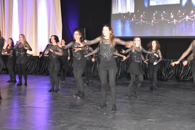 Dynamische Choreographien der Gruppe Ladies begeistern das Publikum mit einem Cher-Medley | Foto: Alexandra Goll