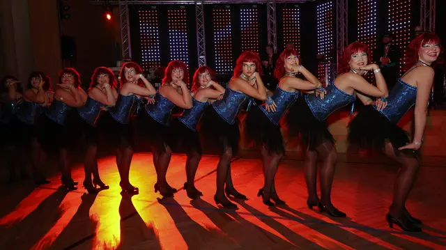 Die Showgarde der Faschingsgilde Timelkam begeisterte mit ihrem Tanz zum Motto "Glitzer &amp; Glamour".  | Foto: Helmut Klein