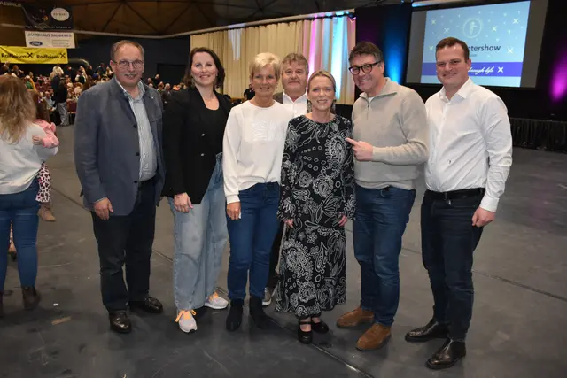Ehrengäste verfolgen die Show mit großer Begeisterung: Richard Hogl, Marlis Schmidt, Elisabeth Schüttengruber-Holly, Wolfgang Scharinger, Alexandra Auer-Ernst, Kornelius Schneider, Alexander Eckhardt | Foto: Alexandra Goll
