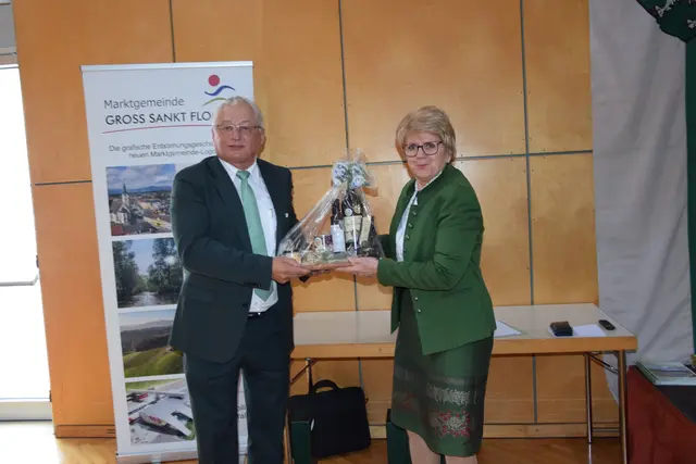 Vizebgm. Maria Kögl dankte Bgm. Johann Posch für sein Engagement als Gemeindechef | Foto: MeinBezirk/Josef Strohmeier