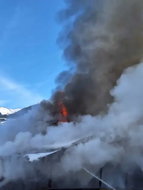 Schon vor der Ankunft am Objekt erhöhte der Einsatzleiter die Alarmstufe, da bereits von Weitem große Rauschschwaden zu erkennen sind.
 | Foto: Feuerwehr Stuhlfelden