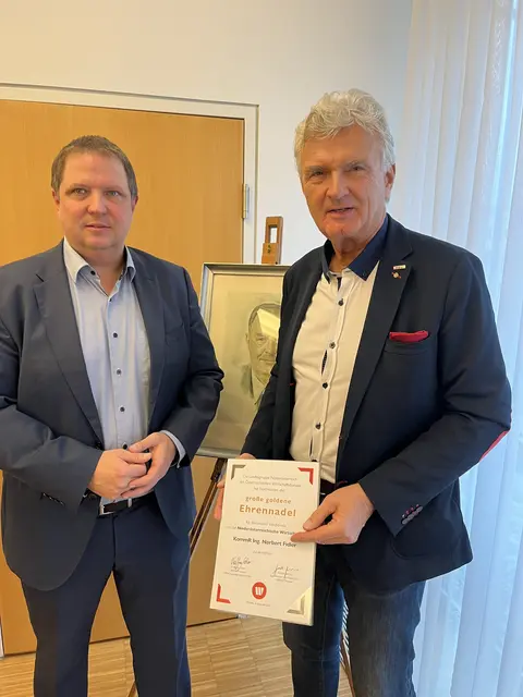 Burger überreicht Fidler die große goldene Ehrennadel des Wirtschaftsbundes NÖ | Foto: Wirtschaftsbund St. Pölten