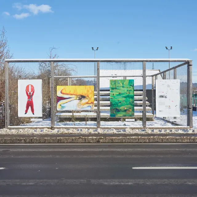 Die Gitterwand entlang der Landstraße 201 wird regelmäßig mit großformatigen Transparenten bespielt. | Foto: Alfred Lenz