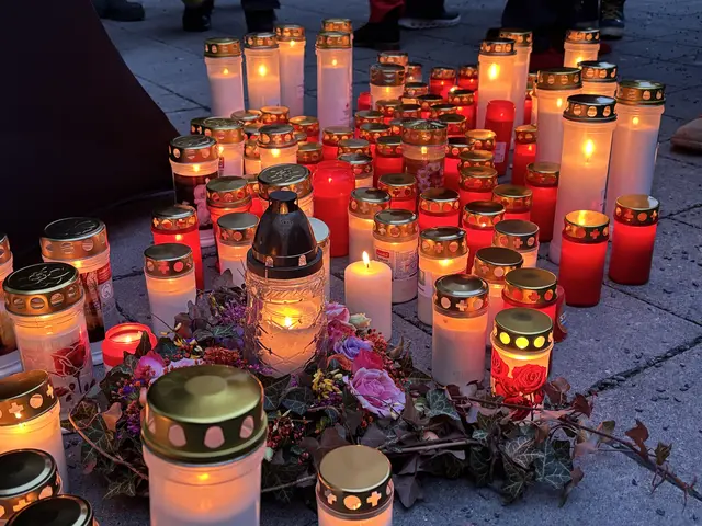 Zahlreiche Menschen zündeten am Montagnachmittag vor dem Rathaus in Leibnitz für Johanna G. eine Kerze an. | Foto: MeinBezirk/W. Fischer