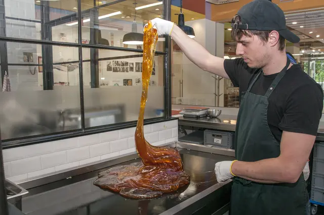 150 Jahre altes Traditionshandwerk: Wer das hautnah erleben möchte, kann in der Schaumanufaktur der Zuckerlwerkstatt vorbeischauen. | Foto: Wolfgang Unger